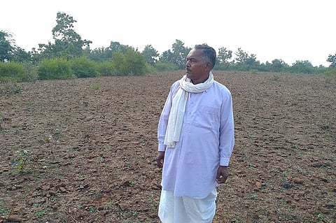 चुटका गांव के प्रधान दादु लाल कुडापे वह जमीन दिखाते हुए जहां न्यूक्लियर पावर प्रोजेक्ट प्रस्तावित है। फोटो: अनिल अश्विनी