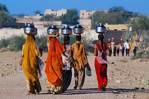 अभी भी ग्रामीण भारत के 7.63 करोड़ यानी 47.3 फीसदी घर नल जल से दूर हैं। फोटो: आईस्टॉक