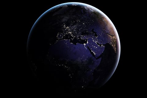 कृत्रिम प्रकाश की बदौलत रात में जगमगाती धरती; फोटो: नासा अर्थ ओब्सर्वेटरी