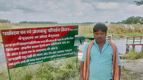 नाव के पास खड़े 35 वर्षीय उपेंद्र सदा पर्यटकों को नाव की सवारी करवाते हैं। फोटो: राहुल कुमार गौरव
