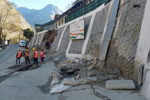 जोशीीमठसे ठीक नीचे बनी जेपी कॉलोनी में निकलने वाले पानी का साफ कारण पता नहीं चल पाया है। फोटो: सन्नी गौतम