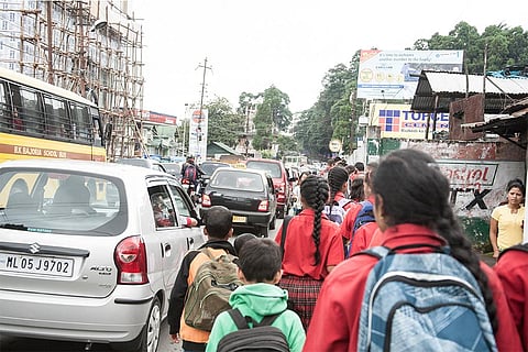भारत के दिल्ली जैसे शहरों में प्रदूषित हवा में सांस लेने को मजबूर बच्चे-बच्चियां; फोटो: आईस्टॉक