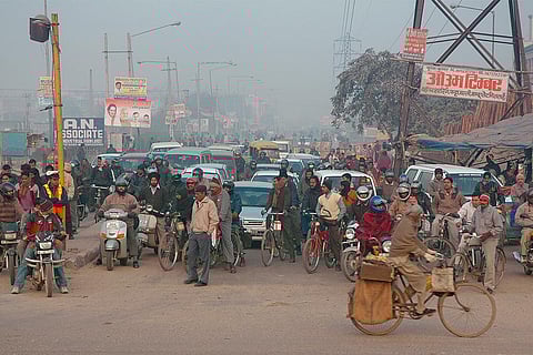 भारत में बढ़ते प्रदूषण का जहर अब केवल बड़े शहरों तक सीमित नहीं है; फोटो: आईस्टॉक