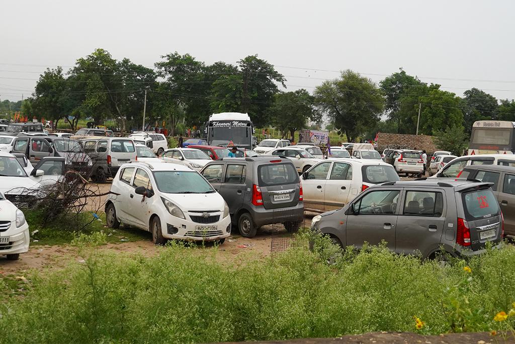 पार्क में खड़े वाहन; प्रतीकात्मक तस्वीर: आईस्टॉक