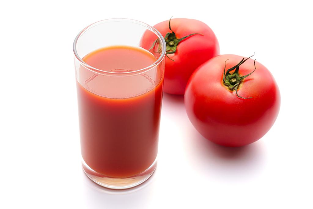 टमाटर बेहद आसानी से उपलब्ध होने वाली सब्जियों में से एक है। जो सस्ती होने के साथ-साथ एंटीऑक्सिडेंट और रोगाणुरोधी गुणों से भरपूर होती है; फोटो: आईस्टॉक