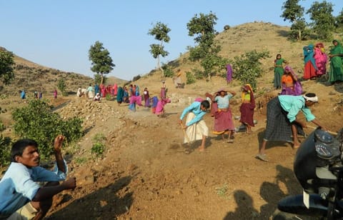 मनरेगा में काम कर रहे मजदूरों को मजदूरी का भुगतान देरी से करने पर ब्याज का भी प्रावधान है। फोटो: मोयना