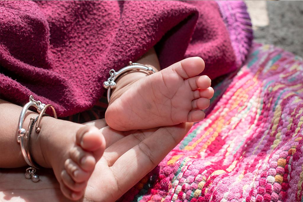 भारत दुनिया की सबसे ज्यादा आबादी वाला देश है, जो चीन को पीछे छोड़ पहले स्थान पर पहुंच गया है। लेकिन जिस तरह से देश में प्रजनन दर में गिरावट आ रही है, उससे आने वाले कुछ दशकों में देश की आबादी घट सकती है; फोटो: आईस्टॉक