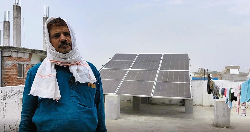 वाराणसी के आलोकनगर कॉलोनी में पीएम सूर्यघर योजना के तहत 3 किलोवाट का सोलर प्लांट लगाने वाले रवीश कुमार चौधरी। फोटो: वर्षा सिंह