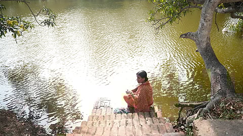 പുരുഷന്മാർ ജോലിക്കായി കുടിയേറാൻ നിർബന്ധിതരാകുന്നതിനാൽ, സ്ത്രീകൾ കൂടുതലും സ്വന്തം കുടുംബം കൈകാര്യം ചെയ്യാൻ പിന്നാക്കം പോകുന്നു, ഇത് മാനസിക സമ്മർദ്ദത്തിന് കാരണമാകുന്നു.