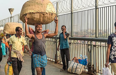 ദക്ഷിണേന്ത്യയിലെ നാലിൽ മൂന്ന് കുടിയേറ്റ തൊഴിലാളികളും മെച്ചപ്പെട്ട ജീവിതനിലവാരം റിപ്പോർട്ട് ചെയ്യുന്നു: സർവേ