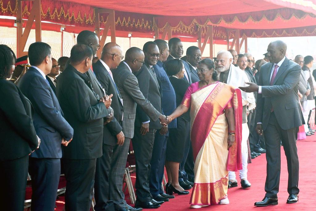 केन्या के राष्ट्रपति डॉक्टर विलियम रुटो के राष्ट्रपति भवन में औपचारिक स्वागत के दौरान राष्ट्रपति श्रीमती द्रौपदी मुर्मू और प्रधानमंत्री श्री नरेन्द्र मोदी; फोटो: विदेश मंत्रालय/फ्लिकर