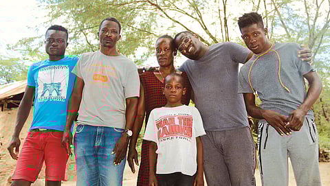 रेनाल्ड लुइमा (बाएं से दूसरा) को लगातार प्राकृतिक आपदाओं के चलते आजीविका के लिए हैती से भागना पड़ा। अभी वह ब्राजील में रहते हैं और अपने परिवार को भी हैती से निकालने की कोशिश कर रहे हैं