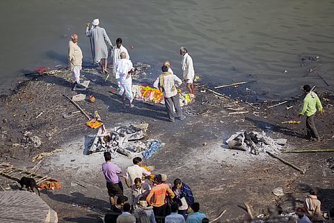गंगा के किनारे किया जा रहा अंतिम संस्कार; प्रतीकात्मक तस्वीर: नवंबर 2009/आईस्टॉक