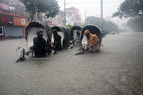 बांग्लादेश में भारी बारिश के बाद बाढ़ से अस्तव्यस्त जीवन; फोटो: आईस्टॉक