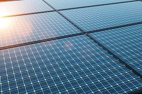 पृथ्वी पर प्रचुर मात्रा में पाए जाने वाले नए सौर पदार्थ "पेरोवस्काइट" से निर्मित पतली फिल्म सौर सेल में मौजूदा सिलिकॉन सौर सेल की तुलना में किफायती और अधिक सौर ऊर्जा उत्पन्न करने की क्षमता है।