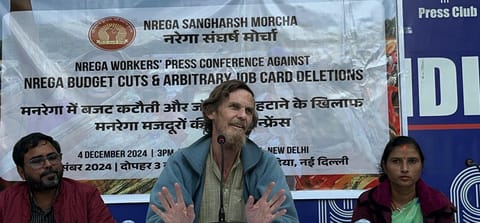 ज्यां द्रेज नई दिल्ली में प्रेस कॉन्फ्रेंस में बोलते हुए। फोटो: हिमांशु नितनावरे/सीएसई