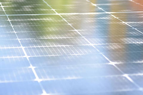 भारत में साल में 300 धूप वाले दिन होते हैं, लेकिन वायु प्रदूषण के कारण उनकी गुणवत्ता में गिरावट आ रही है।