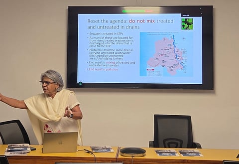 सेंटर फॉर साइंस एंड एनवायरमंट की महानिदेशक सुनीता नारायण ने यमुना की गंदगी के कारणों पर विस्तार से चर्चा की। फोटो: सीएसई