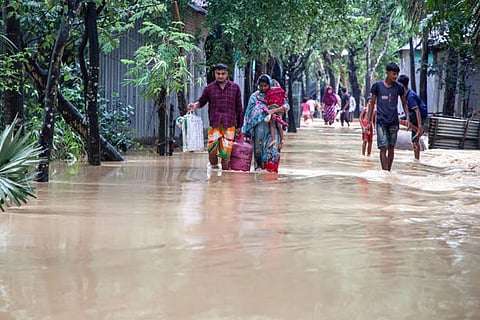 जलवायु परिवर्तन या संसाधनों की कमी जैसे पर्यावरणीय खतरे लोगों को विस्थापित करके या सीमित संसाधनों पर प्रतिस्पर्धा पैदा करके संघर्षों को बढ़ाने का काम कर इन्हें और बदतर कर सकते हैं।