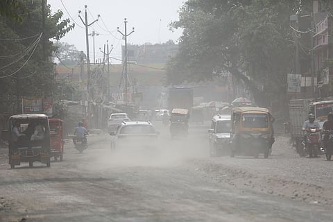 भागलपुर शहर में एनएच 33 का हाल, धूल के कारण लोग मास्क पहनकर चल रहे। फोटो : विकास चौधरी/सीएसई