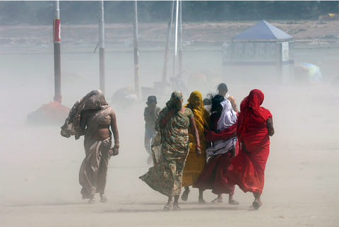 धूल और रेत भरे यह अंधड़ दुनिया के कई हिस्सों में अब पहले से कहीं ज्यादा हावी हो चुके हैं; फोटो: आईस्टॉक