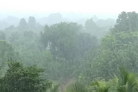 मौसम विभाग ने तटीय आंध्र प्रदेश, तेलंगाना और उत्तराखंड में 204.5 मिमी से अधिक बारिश की चेतावनी दी, उत्तराखंड के कई जिलों में अचानक बाढ़ व जलभराव का अंदेशा।