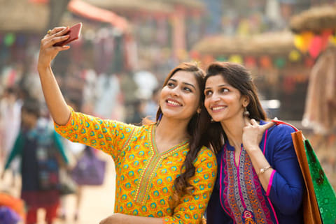 सेल्फी संस्कृति ने युवाओं को नई पहचान दी है, लेकिन इसके दुष्परिणाम भी सामने आ रहे हैं। परफेक्ट सेल्फी पाने की चाह में युवा अपनी वास्तविक सुंदरता और आत्मविश्वास खो रहे हैं।