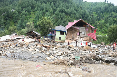 हिमाचल प्रदेश के मंडी जिले के सराज क्षेत्र के गांवों में कुछ नहीं बचा। कुछ घर बचे हैं, लेकिन वो भी रहने लायक नहीं हैं