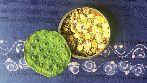 कमल के ताजे बीज सलाद में आसानी से मिलाए जा सकते हैं