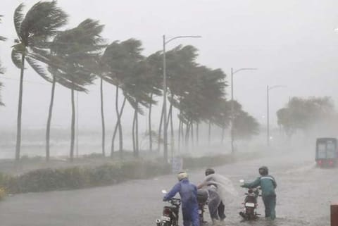 पूर्वी उत्तर प्रदेश, बिहार, उप-हिमालयी पश्चिम बंगाल और सिक्किम में 210 मिमी से अधिक बरस सकते हैं बादल।