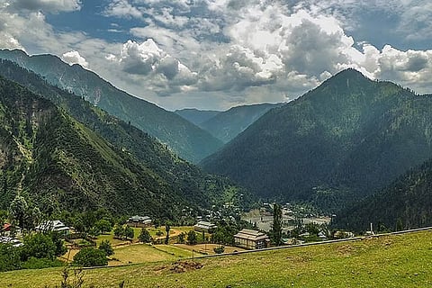 पहाड़ी राज्य उत्तराखंड और हिमाचल प्रदेश में कुछ समय पहले हुई बर्फबारी के बाद, यहां सर्दी बढ़ गई है, आने वाले दिनों में इसके और बढ़ने के आसार हैं।