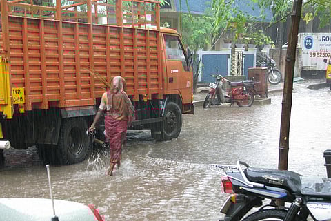 केरल और माहे, तमिलनाडु, पुडुचेरी और कराईकल में बारिश के लिए ऑरेंज अलर्ट जारी किया है। यहां 115.6 से 204.4 मिमी तक बारिश हो सकती है।