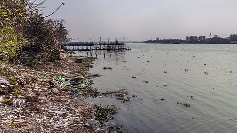 प्रदूषण से जूझती हुगली, फोटो: आईस्टॉक