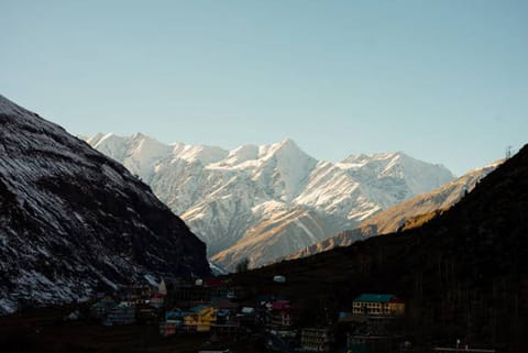 बद्रीनाथ में तापमान गिरकर माइनस छह डिग्री तक पहुंच चुका है, जिससे स्थानीय लोगों को कठिनाइयों का सामना करना पड़ रहा है।