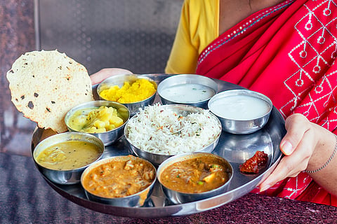 रिपोर्ट से पता चला है कि पिछले महीने अनाज को छोड़कर सभी प्रमुख खाद्य वस्तुओं जैसे दूध, चीनी, तेल और मीट के दाम वैश्विक बाजार में गिरे हैं; फोटो: आईस्टॉक