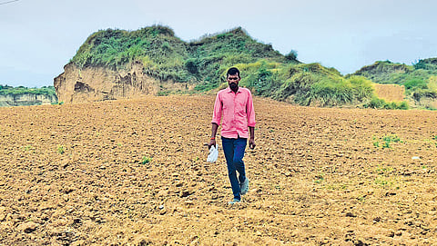 मुरैना के कुथियाना गांव में बड़े स्तर पर बीहड़ों को समतल कर दिया गया है। इससे गांव में बाढ़ का खतरा बढ़ गया है क्योंकि बीहड़ अवरोध का काम करते थे