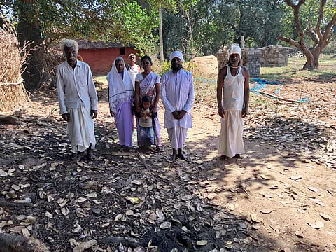 खूंटी के एक सुदूर गांव में बिरसाइत परिवारों के सदस्यों को है दशकों से विकास का इंतजारः फोटो नीरज सिन्हा