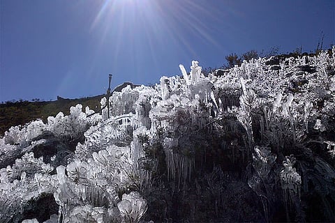 पहाड़ी जिलों में तापमान माइनस दो से दो डिग्री सेल्सियस तक गिर सकता है, जिससे पाला पड़ने और सड़कों पर फिसलन का खतरा बढ़ गया है।