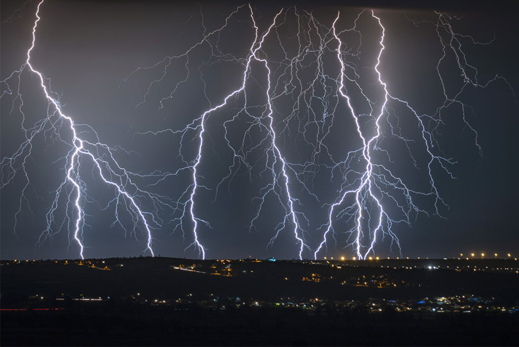 क्यूम्यलोनिम्बस बादल बिजली उत्पन्न करते हैं और जलवायु परिवर्तन से तूफानों और बिजली की तीव्रता में परिवर्तन हो सकता है।