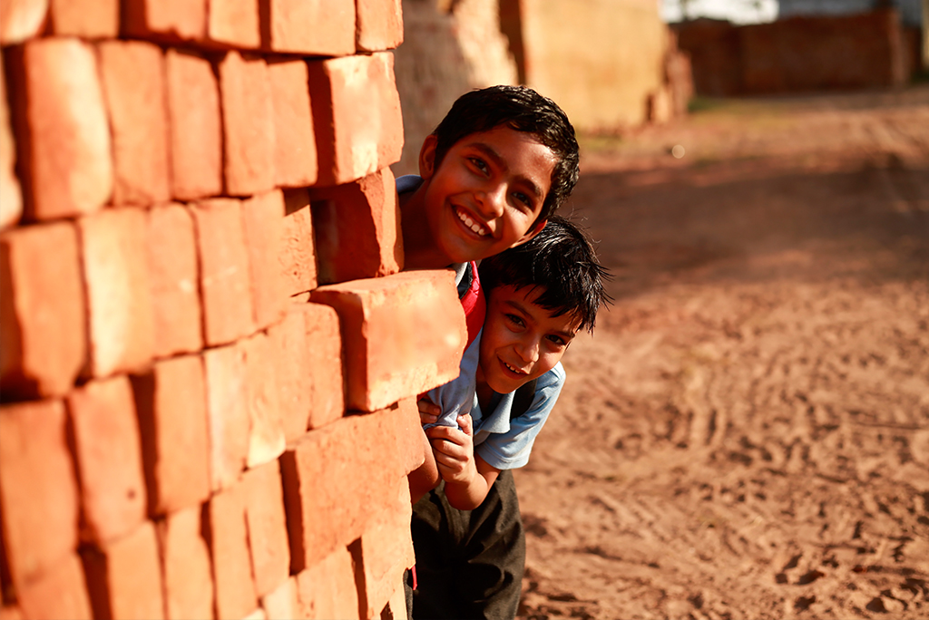 प्रदूषण, तेज ट्रैफिक, भीड़ और जलवायु से जुड़ी आपदाएं बच्चों की आजादी और विकास को लगातार सीमित कर रही हैं। फोटो: आईस्टॉक