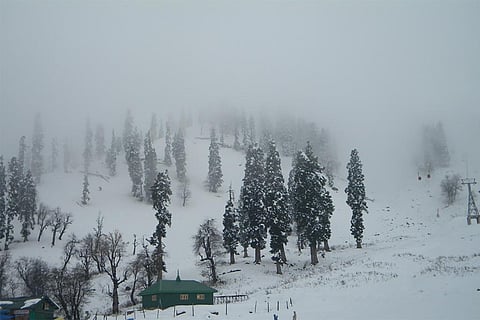 जम्मू-कश्मीर, हिमाचल और उत्तराखंड में भारी बर्फबारी से तापमान गिरा, पर्यटन बढ़ा, लेकिन बिजली और यातायात प्रभावित हुए।