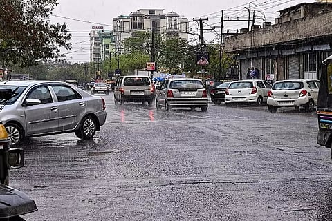 आज, पूर्वी राजस्थान, हरियाणा, चंडीगढ़, पंजाब व दिल्ली में गरज के साथ हल्की बारिश तथा 40 से 50 किमी प्रति घंटे की रफ्तार से तेज हवाएं चल सकती हैं।