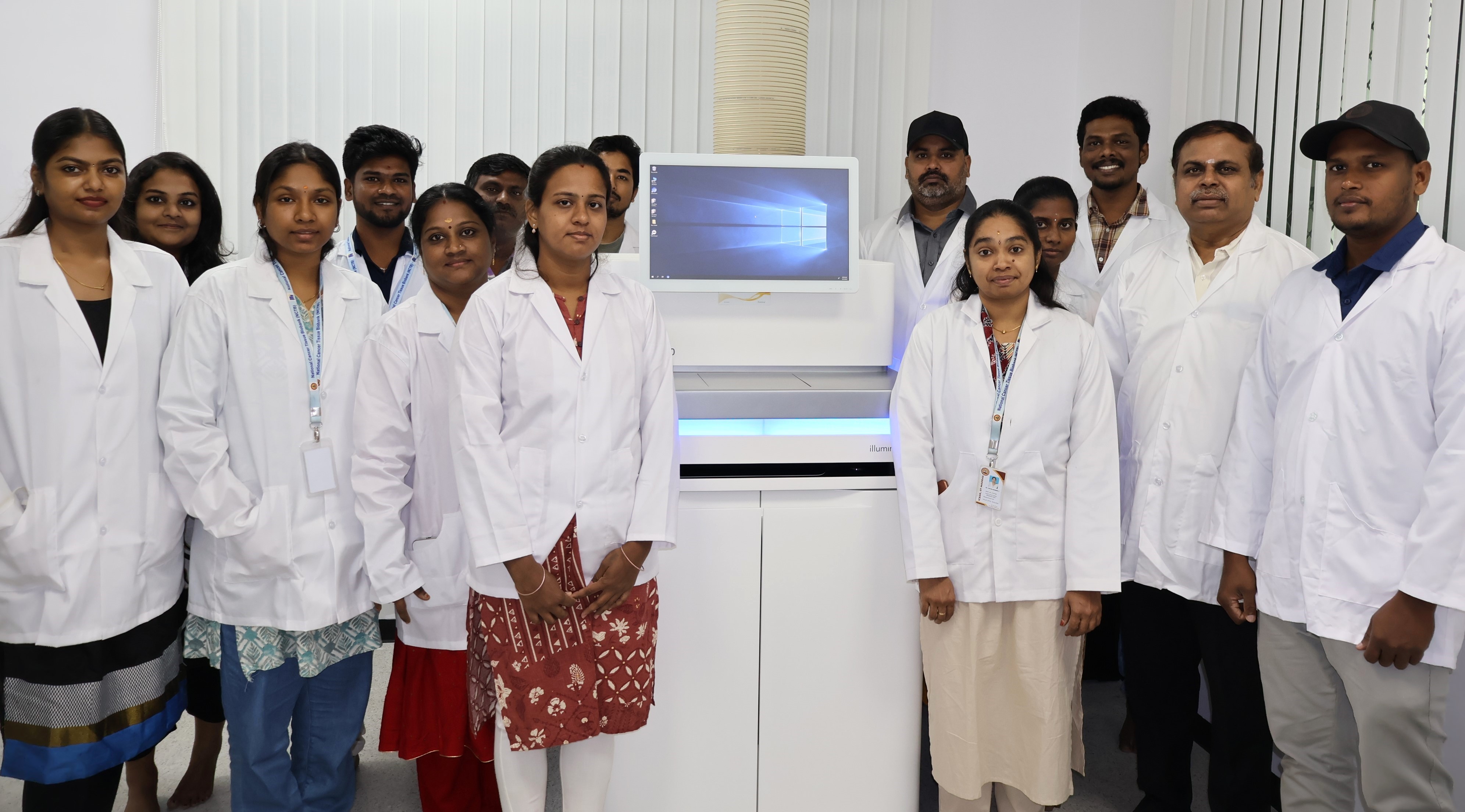 आईआईटी मद्रास के जैव प्रौद्योगिकी विभाग के प्रो. एस. महालिंगम (बाएं से दूसरे) अपने शोध दल के साथ संस्थान परिसर की प्रयोगशाला में।