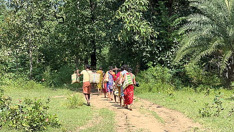 छत्तीसगढ़ के नारायणपुर जिले में स्थित अबूझमाड़ के गेड़ा बेड़ा गांव में प्रधानमंत्री गरीब कल्याण अन्न योजना के तहत आदिवासी अपने-अपने हिस्से का अनाज ले जाते हुए