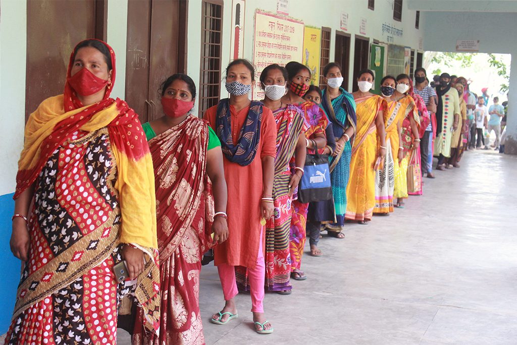 कोविड-19 टीकाकरण के लिए लगी लाइन; फोटो: आईस्टॉक