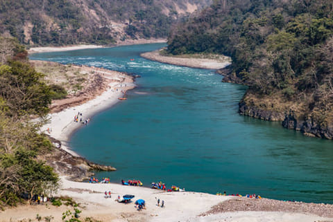 भारत की प्रमुख नदियों में गंगा, ब्रह्मपुत्र, सिंधु, गोदावरी, कृष्णा और नर्मदा शामिल हैं, जो देश की कृषि, संस्कृति और अर्थव्यवस्था को सहारा देती हैं।