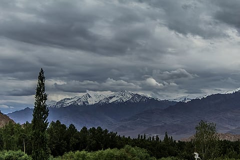 पश्चिमी विक्षोभ सक्रिय होने से उत्तर भारत में मौसम बदला, कई राज्यों में बारिश, बर्फबारी, ओलावृष्टि और आंधी-तूफान की स्थिति बनी।