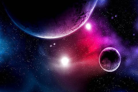 कॉम्पैक्ट तारे डार्क मैटर जमा कर अंदर छोटा ब्लैक होल बना सकते हैं, जो धीरे-धीरे तारे को नष्ट कर सकता है।