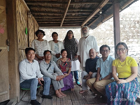 अरुणाचल प्रदेश में स्थानीय लोगों के साथ लेखक द्वय