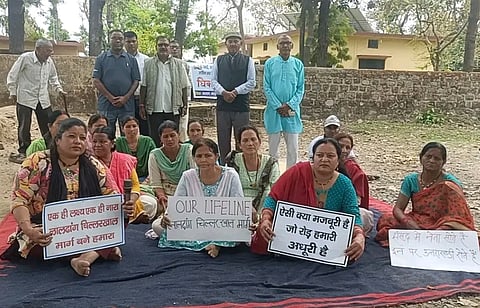 रामनगर-कालागढ़-कोटद्वार-हरिद्वार सड़क पर यातायात शुरू करने के लिए आंदोलनरत लोग। फोटो लेखक द्वारा उपलब्ध कराई गई है